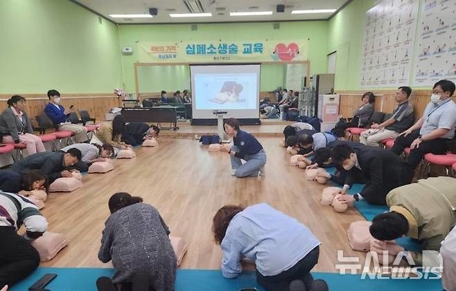 [안양=뉴시스] 안양시 동안구 보건소 심폐소생술 교육 현장. (사진=뉴시스 DB). photo@newsis.com