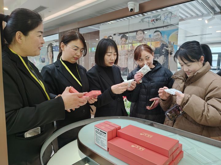 [보령=뉴시스] 지난 7일 중국 상하이 푸동공항 상점에서 중국인들이 보령머드비누를 살펴보고 있다. (사진=보령시 제공) 2025.01.08. photo@newsis.com *재판매 및 DB 금지