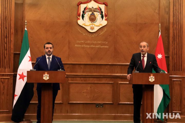 [암만(요르단)=신화/뉴시스] 요르단의 아이만 사파디 총리(오른쪽)가 지난 1월 7일 암만을 방문한 시리아 과도정부의 아사드 하산 알 시바니 임시대통령을 만난 뒤 공동 기자회견을 하고 있다. 요르단 총리는 2월2일 슬로베니아총리와의 회담에서도 시리아의 평화와 안정, 레바논의 정전 유지 등 현안에 대해 논의했다. 2025. 02. 03. 