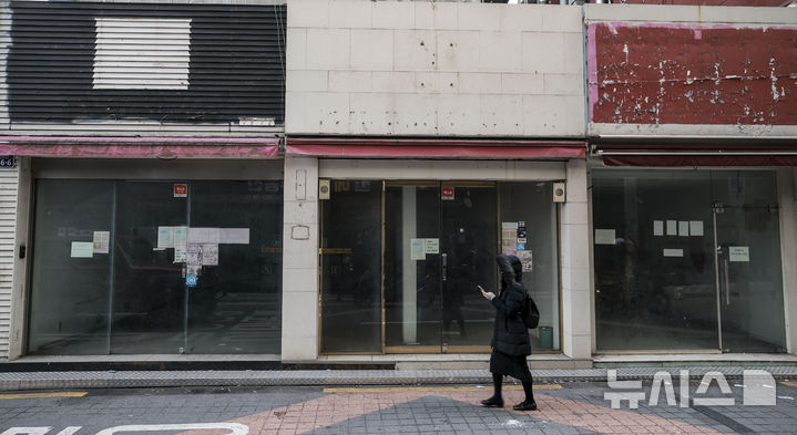 [서울=뉴시스] 정병혁 기자 = 8일 서울시내 상가에 임대문의 안내문이 붙어있다.&nbsp; 경기 둔화로 저소득을 비롯한 중소득·고소득 자영업자의 연체율이 치솟고 있다. 고소득(상위 30%) 자영업자의 지난해 3분기 말 대출 연체율은 1.35%로 집계됐다. 이는 지난 2015년 1분기(1.71%) 이후 9년 6개월 만에 가장 높은 수준이다. 고소득 자영업자 연체율은 2023년 4분기 0.98%에서 지난해 1분기 1.16%로 올라선 후 2분기 1.09%, 3분기 1.35% 등으로 계속 1%를 웃돌았다. 2025.01.08. jhope@newsis.com