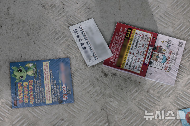 [서울=뉴시스] 정병혁 기자 = 8일 서울시내 공실에 대출문의 안내문이 놓여있다. 2025.01.08. jhope@newsis.com