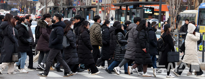 [서울=뉴시스] 추상철 기자 = 강추위가 찾아온 8일 오전 서울 종로구 세종대로 사거리에서 출근길 시민들이 몸을 잔뜩 웅크린채 발걸음을 재촉하고 있다. 2025.01.08. scchoo@newsis.com