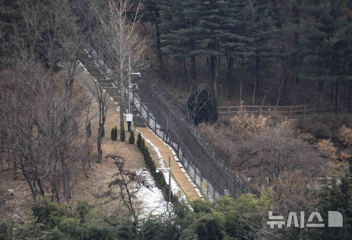 [서울=뉴시스] 김근수 기자 = 법원이 윤석열 대통령에 대해 고위공직자범죄수사처가 재청구한 내란수괴 혐의 체포영장을 발부해 유효기간을 연장한 가운데 8일 서울 용산구 대통령 관저 주변으로 철조망이 설치돼 있다. 2025.01.08. ks@newsis.com