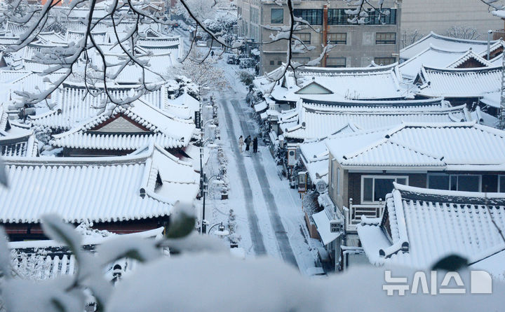 [전주=뉴시스] 김얼 기자 = 밤사이 전북지역에 많은 양의 눈이 내린 8일 전북 전주시 전주한옥마을 지붕에 눈이 쌓여 있다. 2025.01.08. pmkeul@newsis.com