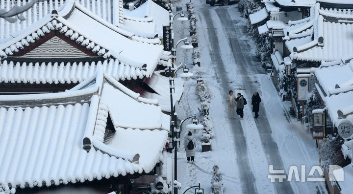 [전주=뉴시스] 김얼 기자 = 밤사이 전북지역에 많은 양의 눈이 내린 8일 전북 전주시 전주한옥마을 지붕에 눈이 쌓여 있다. 2025.01.08. pmkeul@newsis.com