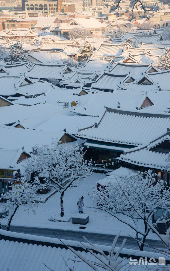 [전주=뉴시스] 김얼 기자 = 밤사이 전북지역에 많은 양의 눈이 내린 8일 전북 전주시 전주한옥마을 지붕에 눈이 쌓여 있다. 2025.01.08. pmkeul@newsis.com