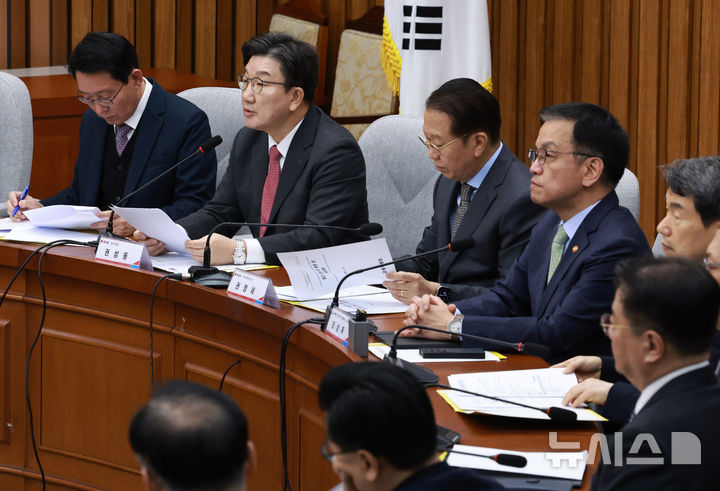 [서울=뉴시스] 최진석 기자 = 권성동 국민의힘 원내대표가 8일 서울 여의도 국회에서 열린 고위당정협의회에서 발언하고 있다. (대통령실통신사진기자단) 2025.01.08. myjs@newsis.com