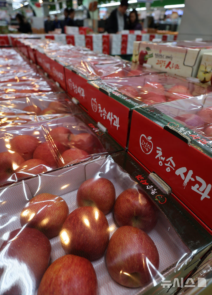 [서울=뉴시스] 이영환 기자 = 서울 서초구 하나로마트 양재점에서 사과가 판매되고 있다. 2025.01.08. 20hwan@newsis.com