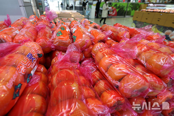 [서울=뉴시스] 이영환 기자 = 서울 서초구 하나로마트 양재점에서 단감이 판매되고 있다. 2025.01.08. 20hwan@newsis.com