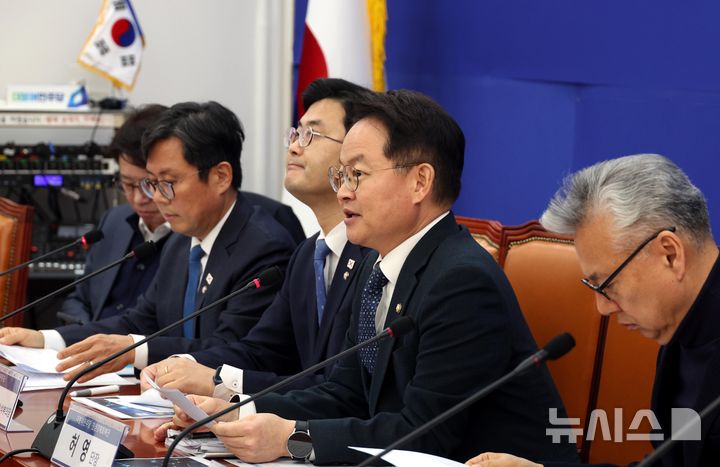 [서울=뉴시스] 조성봉 기자 = 허영 더불어민주당 민생경제회복단 단장이 8일 오전 서울 여의도 국회에서 열린 민생경제회복추가경정예산안 편성 간담회에서 발언을 하고 있다. 2025.01.08. suncho21@newsis.com