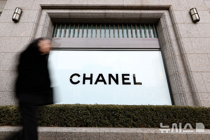 [서울=뉴시스] 황준선 기자 = 8일 서울 시내 한 샤넬 매장 앞으로 시민들이 지나고 있다. 샤넬은 이번달 가방과 지갑에 이어 쥬얼리, 화장품 등의 제품 가격을 인상할 예정이다. 2025.01.08. hwang@newsis.com