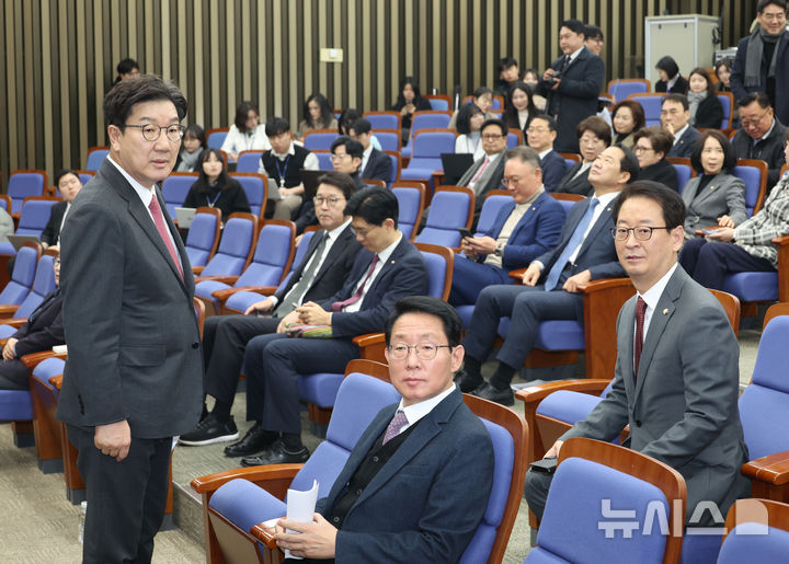 [서울=뉴시스] 고승민 기자 = 권성동 국민의힘 원내대표와 김상훈 정책위의장 등 의원들이 8일 서울 여의도 국회에서 열린 의원총회에서 권영세 비대위원장을 기다리고 있다. 2025.01.08. kkssmm99@newsis.com