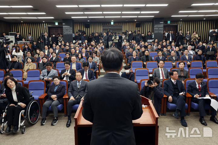 [서울=뉴시스] 고승민 기자 = 권성동 국민의힘 원내대표가 8일 서울 여의도 국회에서 열린 의원총회에서 발언하고 있다. 2025.01.08. kkssmm99@newsis.com