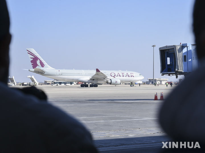 [워싱턴=신화/뉴시스] 승무원이 유제품 알레르기가 있는 아동에게 간식을 제공해 피해 아동 어머니가 카타르 항공사를 상대로 소송을 제기했다 2025.11.14.