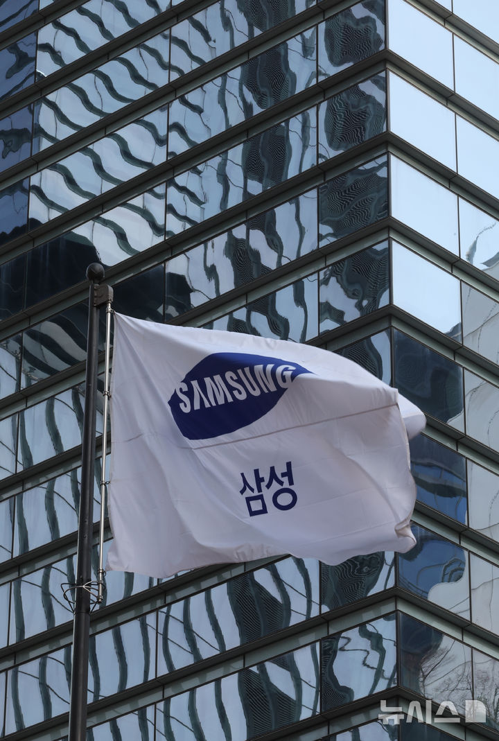 [서울=뉴시스] 김금보 기자 = 삼성전자는 지난해 4분기 연결 기준으로 매출 75조원, 영업이익 6조5000억원의 잠정 실적을 발표했다. 삼성전자의 지난해 연간 실적은 매출액 300조800억원, 영업이익 32조7300억원으로 집계됐다. 전년 대비 각각 15.89%, 398.17% 상승했다. 그러나 범용 메모리 및 파운드리(반도체 위탁생산) 사업 부진으로 지난해 3분기에 이어 4분기까지 부진한 영업이익을 올리며 연간 실적은 당초 시장 전망치(34조2607억원)에 1조5000억원 정도 미치지 못했다. 사진은 8일 서울 서초구 삼성전자 서초사옥. 2025.01.08. kgb@newsis.com