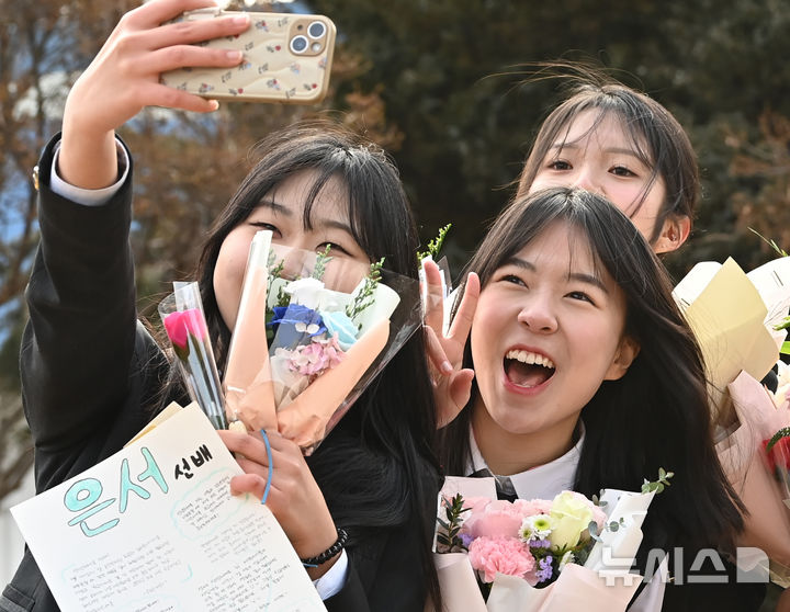 [수원=뉴시스] 김종택 기자 = 8일 경기도 수원시 삼일공업고등학교에서 열린 졸업식에서 졸업생들이 기념사진을 찍으며 추억을 남기고 있다. 2025.01.08. jtk@newsis.com