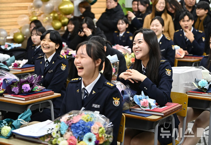 [수원=뉴시스] 김종택 기자 = 8일 경기도 수원시 삼일공업고등학교에서 열린 졸업식에서 경찰사무행정과 졸업생들이 환하게 웃고 있다. 2025.01.08. jtk@newsis.com