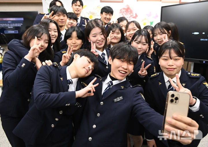 [수원=뉴시스] 김종택 기자 = 8일 경기도 수원시 삼일공업고등학교에서 열린 졸업식에서 경찰사무행정과 졸업생들이 기념사진을 찍으며 추억을 남기고 있다. 2025.01.08. jtk@newsis.com