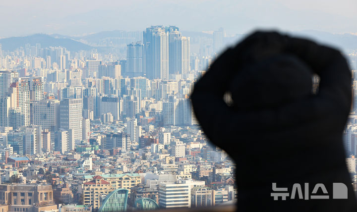 [서울=뉴시스] 황준선 기자 = 사진은 지난 8일 서울 남산에서 바라본 아파트 단지 모습. 2025.01.08. hwang@newsis.com