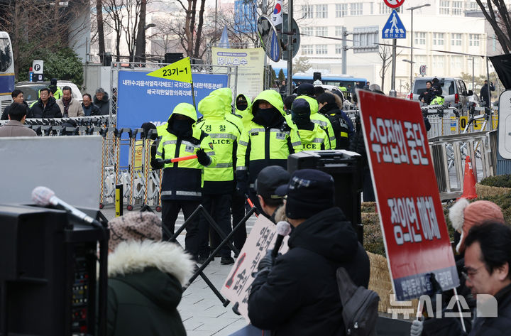 [서울=뉴시스] 김명원 기자 = 8일 서울 종로구 중학동에서 정의기억연대, 일본군 성노예제 문제해결을 위한 정기 수요시위가 진행되고 있는 가운데 소녀상 주변에서도 반대시위가 진행되고 있다. 2025.01.08. kmx1105@newsis.com