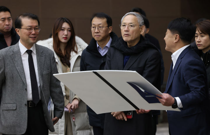 [서울=뉴시스] 전신 기자 = 유인촌 문화체육관광부 장관이 8일 2025년 아시아태평양경제협력체(APEC·에이펙) 정상회의 개최 도시인 경북 경주시를 방문해 준비기획단(외교부)을 비롯한 국가유산청, 경상북도, 경주시 등 관계자들과 함께 관련 준비 상황을 점검하고 있다. (사진=문화체육관광부 제공) 2025.01.08. photo@newsis.com *재판매 및 DB 금지