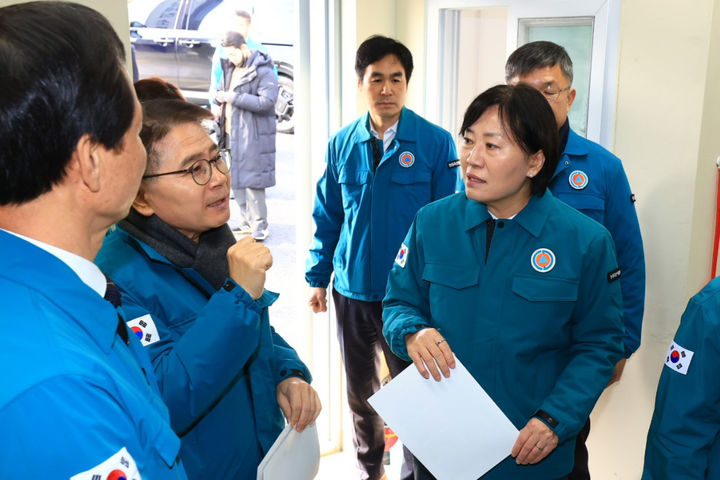 [서울=뉴시스] 전신 기자 = 송미령 농림축산식품부 장관이 8일 오전 충북 음성 가축방역 상황실과 거점 소독시설을 방문해 고병원성 조류인플루엔자 방역 관리 상황을 점검하고 있다. (사진=농림축산식품부 제공) 2025.01.08. photo@newsis.com *재판매 및 DB 금지