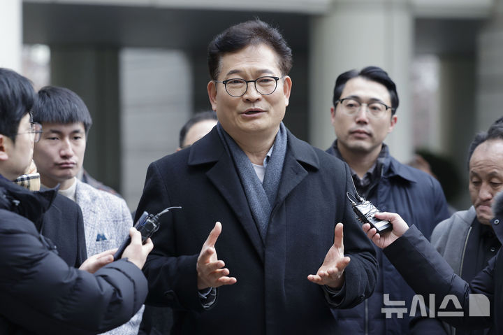 [서울=뉴시스] 최동준 기자 = 송영길 소나무당 대표가 지난 1월8일 서울 서초구 서울중앙지방법원에서 열린 '더불어민주당 전당대회 돈봉투' 의혹 선고기일에 출석하며 취재진 질문에 답변하고 있다. 2025.01.08. photocdj@newsis.com