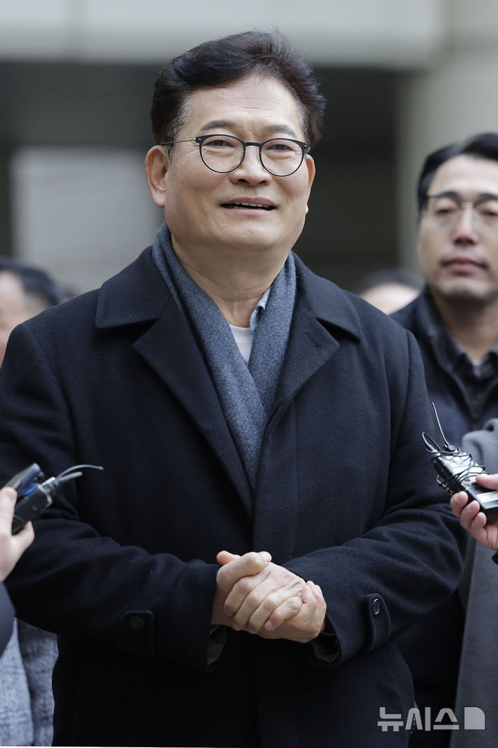 [서울=뉴시스] 최동준 기자 = 송영길 소나무당 대표가 지난 8일 서울 서초구 서울중앙지방법원에서 열린 '더불어민주당 전당대회 돈봉투' 의혹 선고기일에 출석하며 취재진 질문에 답변하고 있다. 2025.01.08. photocdj@newsis.com