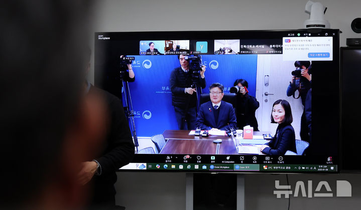 [서울=뉴시스] 추상철 기자 = 오석환 교육부 차관이 지난 8일 오후 서울 영등포구 여의도 한국교육시설안전원에서 열린 ' 2025학년도 등록금 관련 거점국립대학총장 협의회' 영상회의에서 모두발언을 하고 있는 모습. 2025.01.08. scchoo@newsis.com