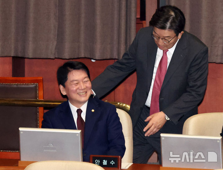 [서울=뉴시스] 조성우 기자 = 권성동(오른쪽) 국민의힘 원내대표가 8일 오후 서울 여의도 국회에서 열린 제420회국회(임시회) 제4차 본회의에서 안철수 의원과 대화하고 있다. 2025.01.08. xconfind@newsis.com