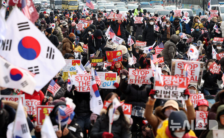 [서울=뉴시스] 홍효식 기자 = 8일 오후 서울 용산구 대통령 관저 인근에서 신자유연대 등 참가자들이 대통령 수호 집회를 하고 있다. 2025.01.08. yesphoto@newsis.com