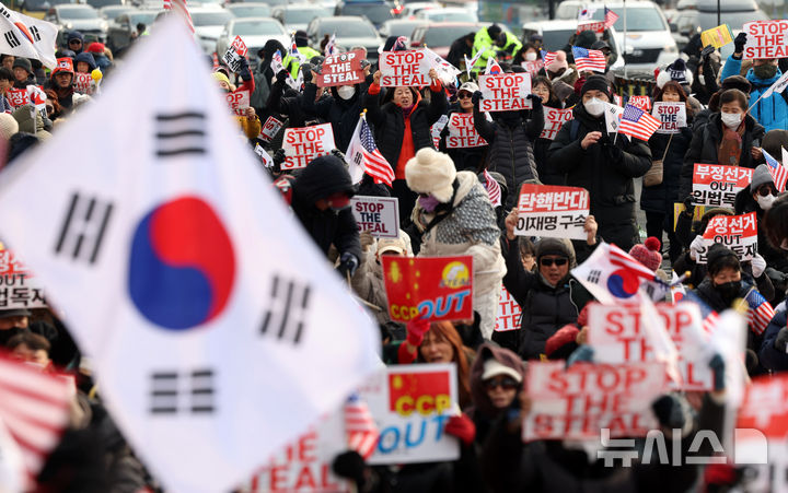 [서울=뉴시스] 홍효식 기자 = 8일 오후 서울 용산구 대통령 관저 인근에서 신자유연대 등 참가자들이 대통령 수호 집회를 하고 있다. 2025.01.08. yesphoto@newsis.com