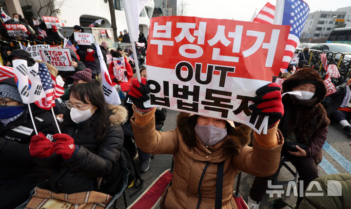 [서울=뉴시스] 홍효식 기자 = 8일 오후 서울 용산구 대통령 관저 인근에서 신자유연대 등 참가자들이 대통령 수호 집회를 하고 있다. 2025.01.08. yesphoto@newsis.com