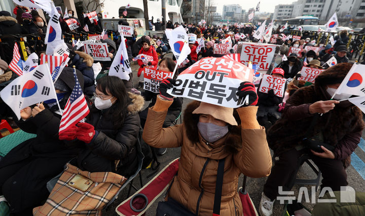 [서울=뉴시스] 홍효식 기자 = 8일 오후 서울 용산구 대통령 관저 인근에서 신자유연대 등 참가자들이 대통령 수호 집회를 하고 있다. 2025.01.08. yesphoto@newsis.com