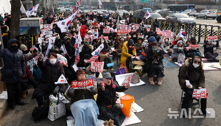 [서울=뉴시스] 홍효식 기자 = 8일 오후 서울 용산구 대통령 관저 인근에서 신자유연대 등 참가자들이 대통령 수호 집회를 하고 있다. 2025.01.08. yesphoto@newsis.com