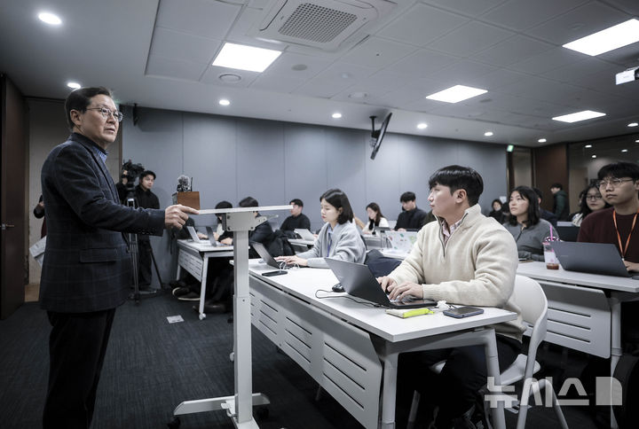 [서울=뉴시스] 정병혁 기자 = 윤석열 대통령 측 변호사인 윤갑근 변호사가 8일 서울 서초구 한국컨퍼런스센터에서 기자간담회를 열고 발언하고 있다. 2025.01.08. jhope@newsis.com