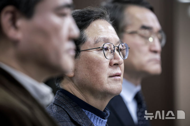 [서울=뉴시스] 정병혁 기자 = 윤석열 대통령 측 변호사인 윤갑근 변호사가 지난 8일 서울 서초구 한국컨퍼런스센터에서 기자간담회를 열고 발언하고 있다. 2025.01.08. jhope@newsis.com