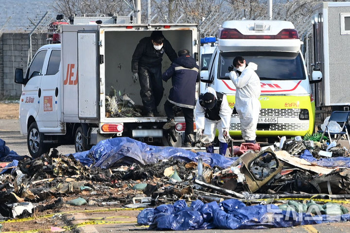 [무안=뉴시스] 이영주 기자 = 국토교통부 항공철도사고조사위원회 소속 감식반이 지난 8일 오전 전남 무안군 무안국제공항 내 제주항공 여객기 참사 현장에서 사고 여객기 잔해물을 수거하고 있다. 2025.01.08. leey2578@newsis.com