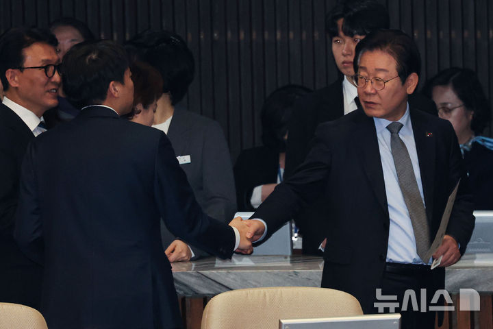 [서울=뉴시스] 권창회 기자 = 지난 1월8일 오후 서울 여의도 국회에서 열린 제420회국회(임시회) 제4차 본회의에서 이재명 당시 더불어민주당 대표가 이준석 개혁신당 의원과 인사하고 있다. 2025.01.08. kch0523@newsis.com