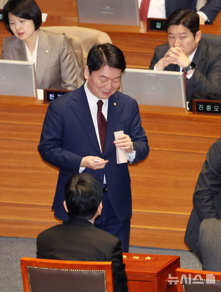 [서울=뉴시스] 조성우 기자 = 안철수 국민의힘 의원이 지난 8일 오후 서울 여의도 국회에서 열린 제420회국회(임시회) 제4차 본회의에서 윤석열 대통령 배우자 김건희의 주가조작 사건 등의 진상규명을 위한 특별검사 임명 등에 관한 법률안, 위헌적 비상계엄 선포를 통한 내란 행위의 진상규명을 위한 특별검사의 수사요구안 등 8개 법안 재의의 건 투표하고 있다. 2025.01.08. xconfind@newsis.com