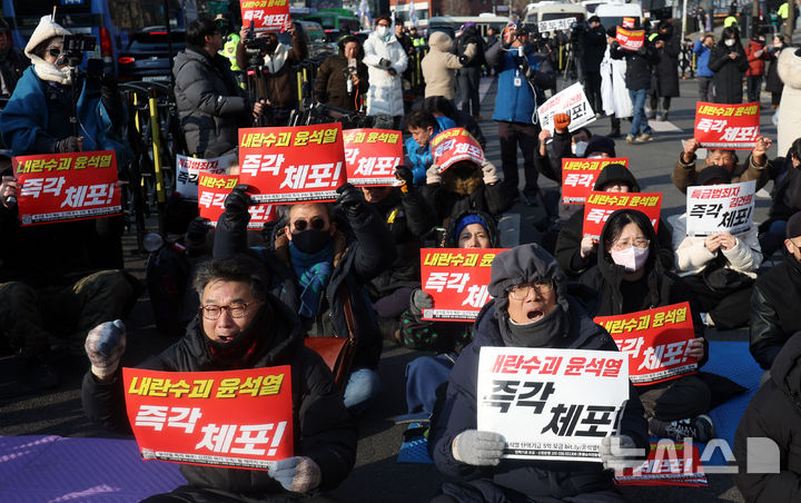 [서울=뉴시스] 홍효식 기자 = 8일 오후 서울 용산구 대통령 관저 인근에서 촛불행동 등 참가자들이 탄핵 촉구 집회를 하고 있다. 2025.01.08. yesphoto@newsis.com