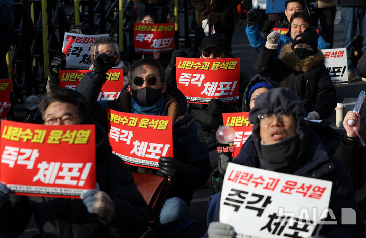 [서울=뉴시스] 홍효식 기자 = 8일 오후 서울 용산구 대통령 관저 인근에서 촛불행동 등 참가자들이 탄핵 촉구 집회를 하고 있다. 2025.01.08. yesphoto@newsis.com