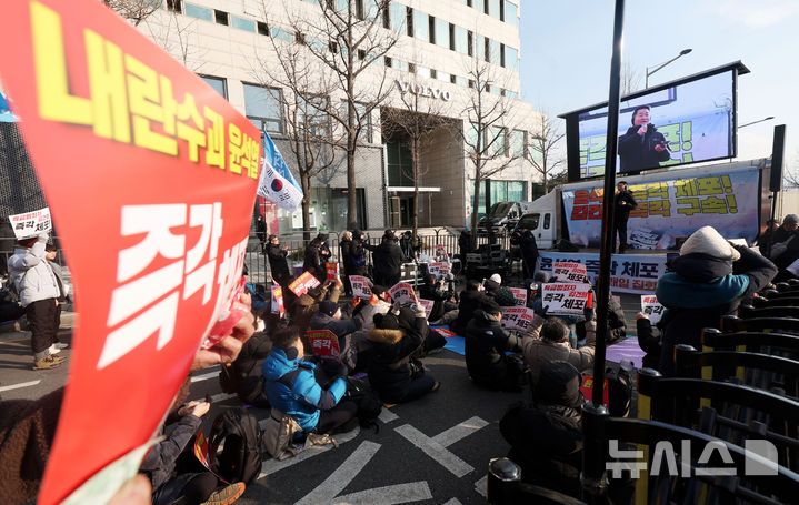 [서울=뉴시스] 홍효식 기자 = 8일 오후 서울 용산구 대통령 관저 인근에서 촛불행동 등 참가자들이 탄핵 촉구 집회를 하고 있다. 2025.01.08. yesphoto@newsis.com