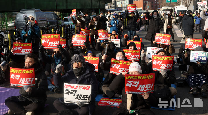 [서울=뉴시스] 홍효식 기자 = 8일 오후 서울 용산구 대통령 관저 인근에서 촛불행동 등 참가자들이 탄핵 촉구 집회를 하고 있다. 2025.01.08. yesphoto@newsis.com