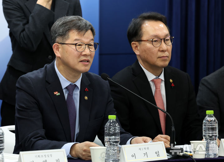 [서울=뉴시스] 배훈식 기자 = 이기일 보건복지부 1차관과 박민수 보건복지부 2차관. 2025.01.08. dahora83@newsis.com
