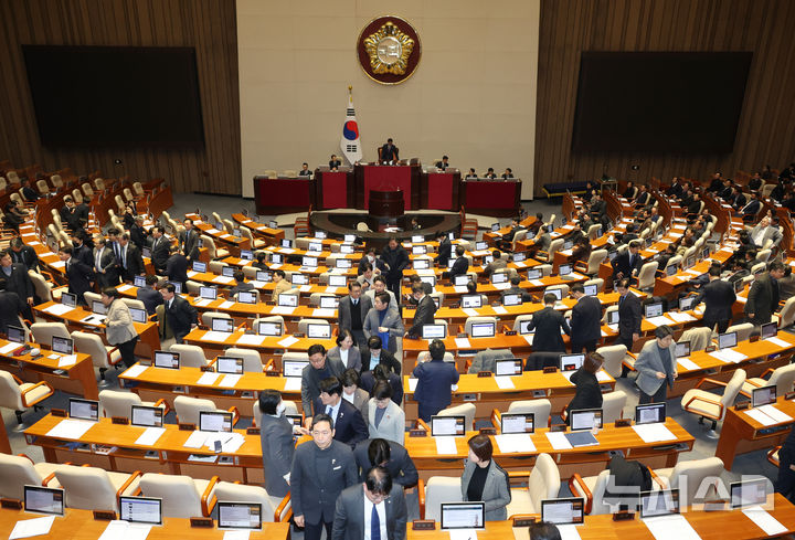 [서울=뉴시스] 고승민 기자 = 더불어민주당 등 야당 의원들이 8일 서울 여의도 국회에서 열린 제420회 국회(임시회) 제4차 본회의에서 비상계엄 내란행위 진상규명 특검법 재의의 건 및 김건희 여사 특검법 재의의 건 등이 부결되자 이에 대한 규탄대회를 하기 위해 본회의장을 나가고 있다. 2025.01.08. kkssmm99@newsis.com