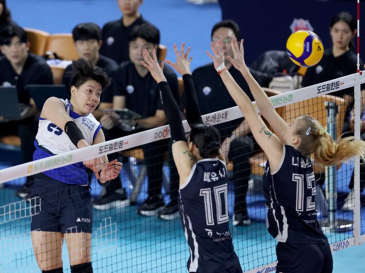 [서울=뉴시스] 고범준 기자 = 지난달 8일 김천실내체육관에서 열린 2024-25 도드람 V-리그 현대건설과 도로공사의 경기, 현대건설 위파위가 공격을 하고 있다. (사진=현대건설 제공) 2025.01.08. photo@newsis.com *재판매 및 DB 금지