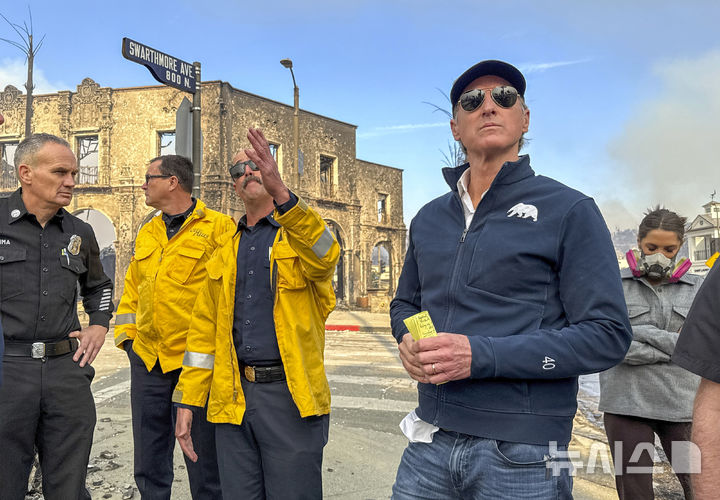 [로스앤젤레스=AP/뉴시스] 개빈 뉴섬 미 캘리포니아 주지사가 지난 8일(현지시각) 로스앤젤레스 인근 퍼시픽 팰리세이즈의 팰리세이즈 산불 피해 현장을 찾아 둘러보고 있다. 2025.01.13.