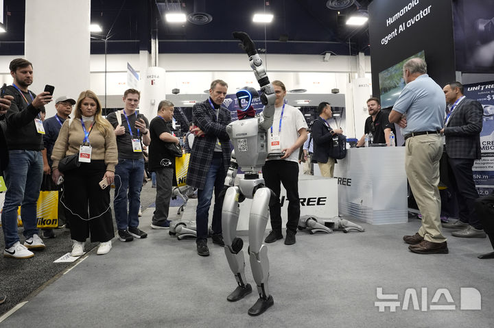 [라스베이거스=AP/뉴시스] ﻿﻿﻿﻿﻿﻿중국 로봇 산업의 대표 기업인 유니트리(중국명 위수커지)가 올해 4분기 본토 증시 상장을 공식화했다. 사진은 지난 1월 8일(현지시각) 미 네바다주 라스베이거스에서 열리고 있는 세계 최대 전자·IT 박람회 'CES 2025' 유니트리 전시관에서 유니버설 휴머노이드 로봇 H1이 방문객에게 손을 흔드는 모습. 2025.09.03