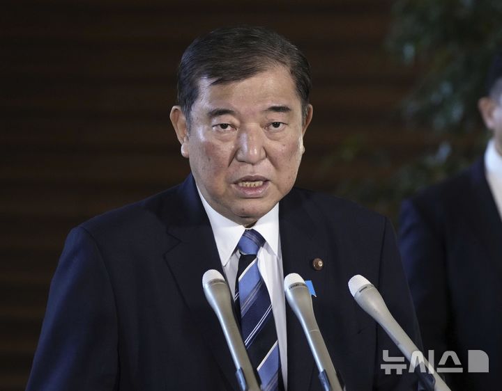 [도쿄=AP/뉴시스]9일 도쿄 총리관저에서 기자들과 대화하는 이시바 시게루 일본 총리. 2025.01.13.